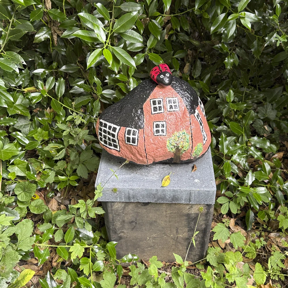 bemalet sten forestillede et hus