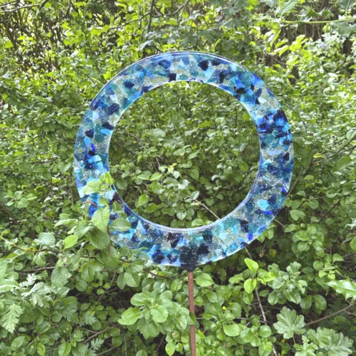 Cylinderformet glasskulptur i blå farver