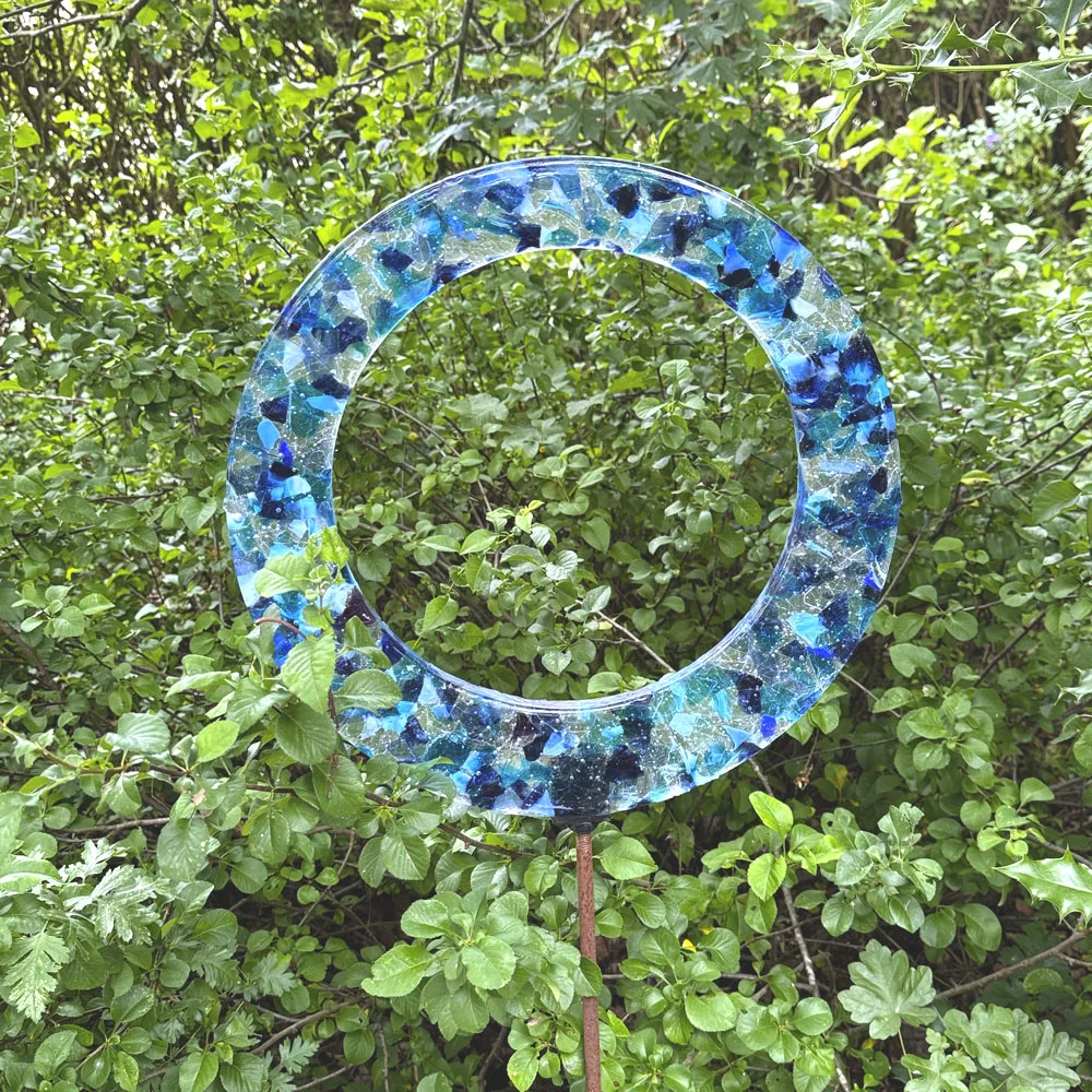 Cylinderformet glasskulptur i blå farver