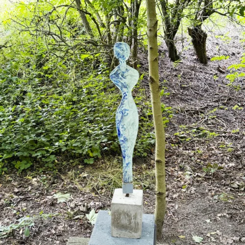 Orangegule skulpturer i glas forestillende et menneske