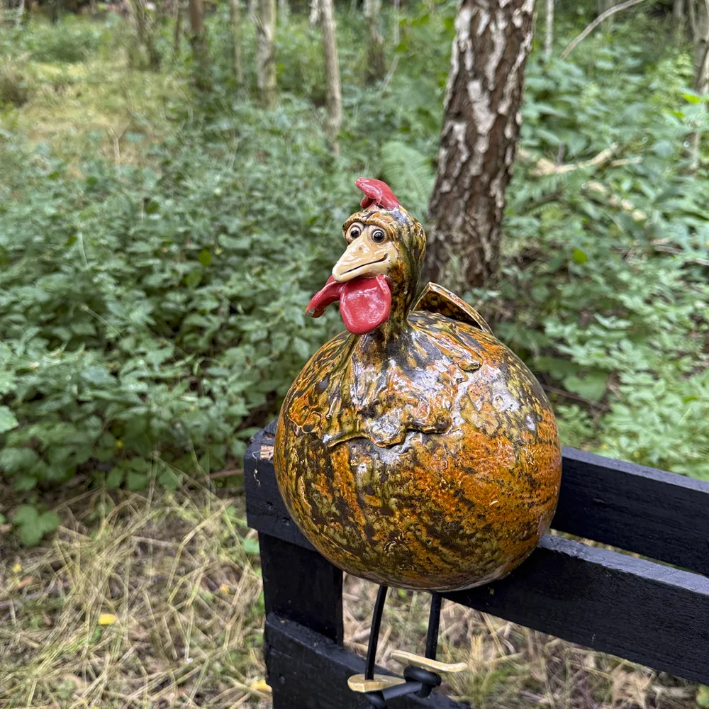 Skulptur i keramik forestillende en høne
