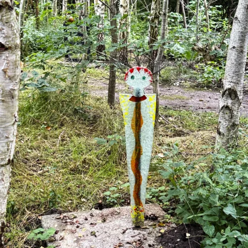 Orangegule skulpturer i glas forestillende et