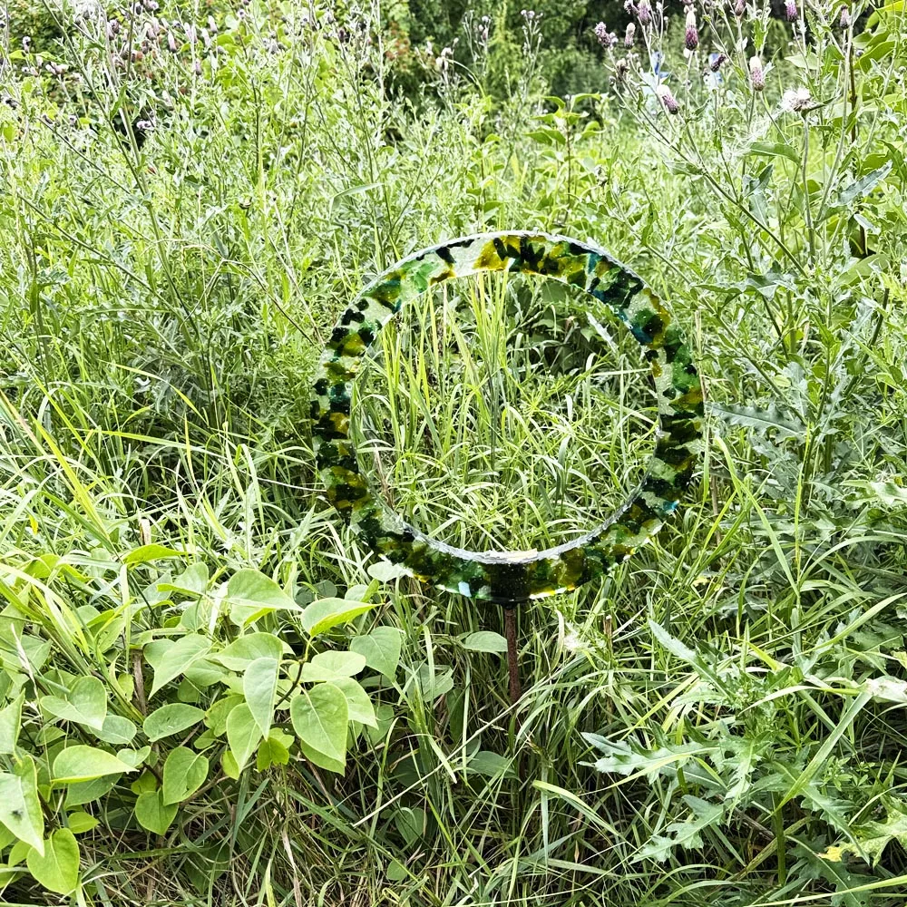 Circleformet glasskulptur i grønne farver