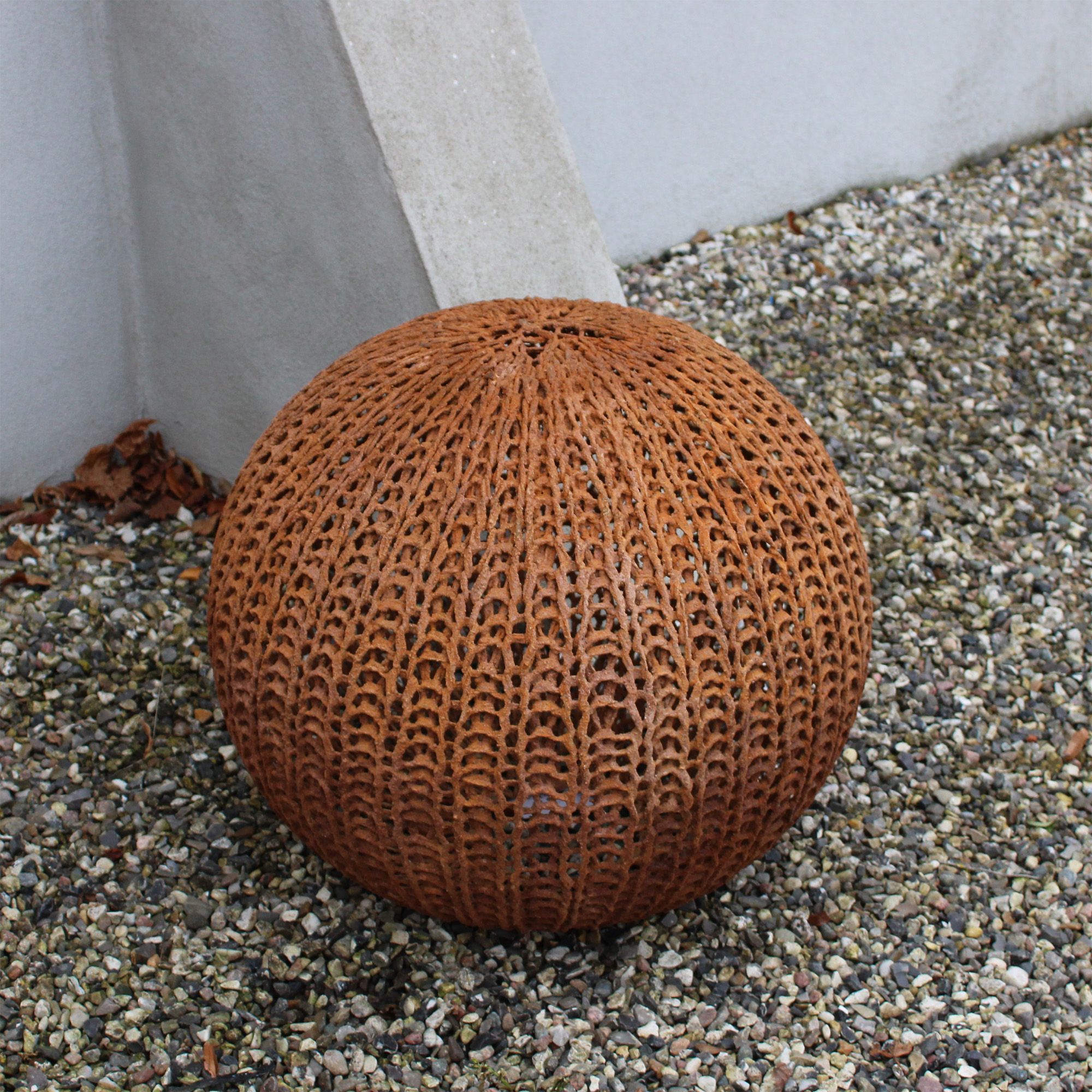 Rustfarvet betonkugle