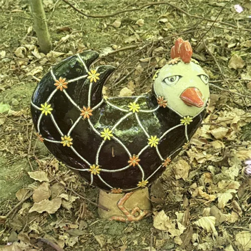 Keramikskulptur "Sortternet høne" skabt af Asse Due