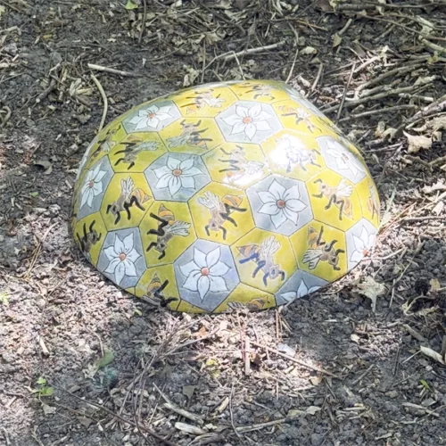 Keramikskulptur "Pyntesten, Bier & blomster" skabt af Asse Due