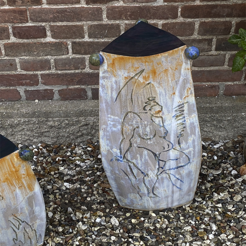 Høj opsats med kvindeskikkelse. Udført af Annette Printz. H: 62 cm