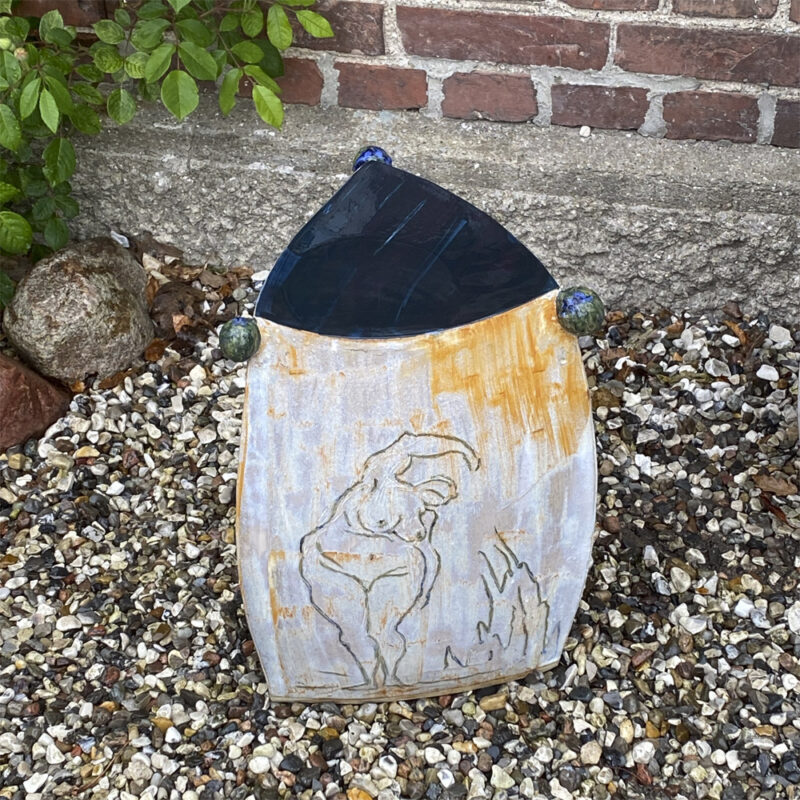 Lav opsats med kvindeskikkelse. Udført af Annette Printz. H: 42 cm