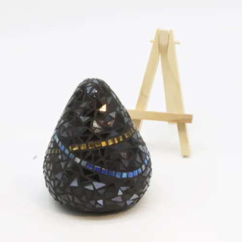 Mosaik skulptur "Dark cone" af Annie Rønde Rasmussen