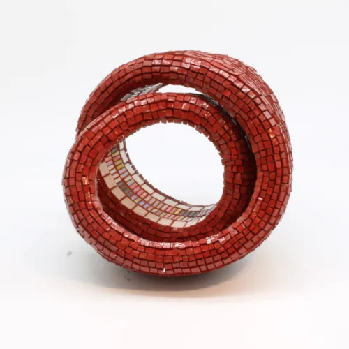 Mosaik skulptur "Twisted" af Annie Rønde Rasmussen