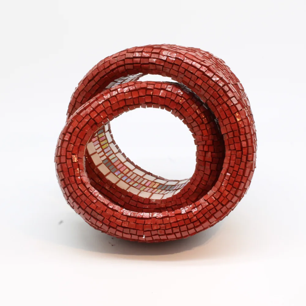Mosaik skulptur "Twisted" af Annie Rønde Rasmussen