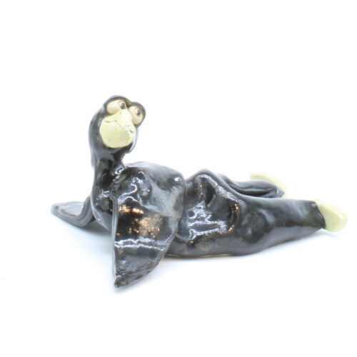 Her ligger jeg. Skulptur af Berit Thrane Dirdal (B*H: 22*12 cm)