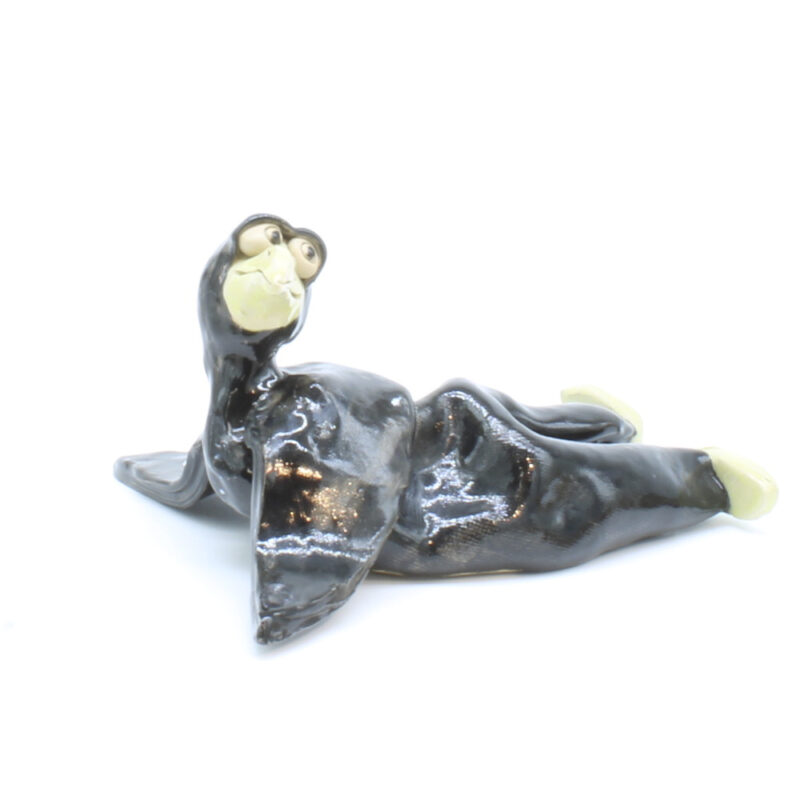 Her ligger jeg. Skulptur af Berit Thrane Dirdal (B*H: 22*12 cm)