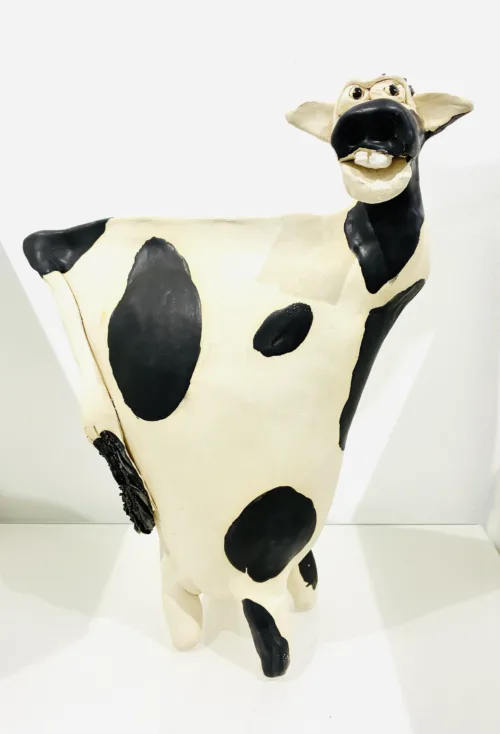 Keramik skulptur "Den sortbrogede ko" af Berit Thrane Dirdal
