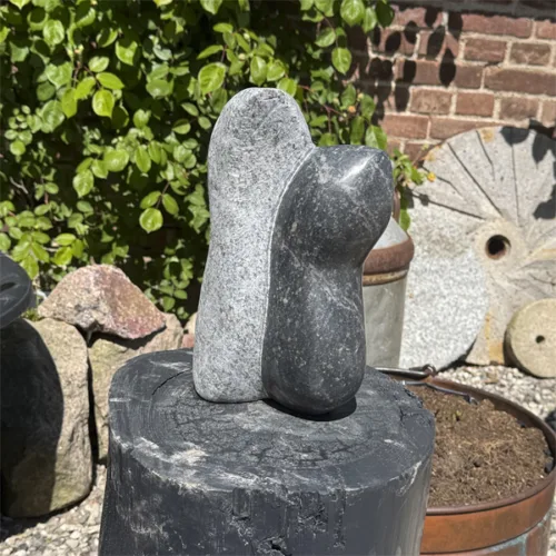 Stenskulptur "Paradis" skabt af Bolette Isager Sørensen