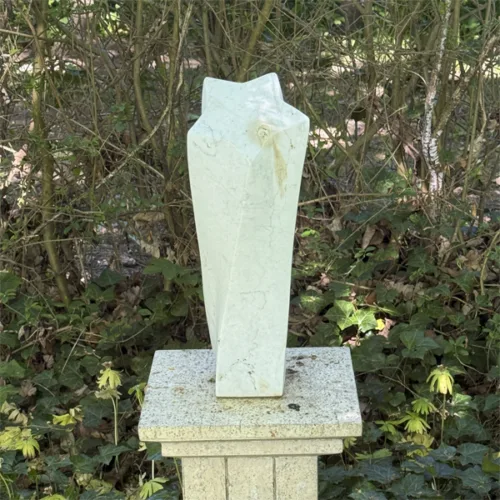 Stenskulptur "Stjerneskud" skabt af Bolette Isager Sørensen