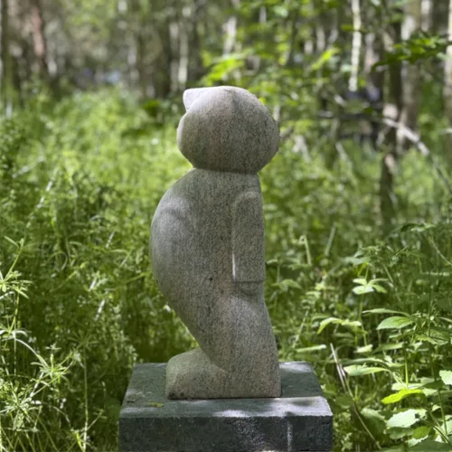 Stenskulptur "Stjernekikkeren" skabt af Bolette Isager Sørensen