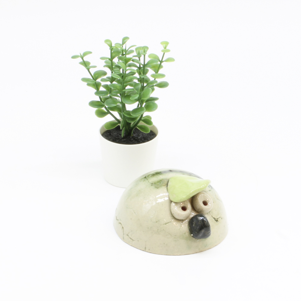 Det mistroiske kugledyr. Skulptur af Finn Møller (B*H: 9*5 cm)