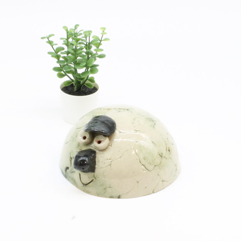 Det smilende kugledyr. Skulptur af Finn Møller (B*H: 14*7 cm)