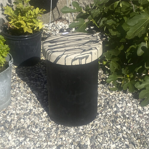 Den stribede. Haveskammel af Finn Møller (B*H: 32*46 cm)