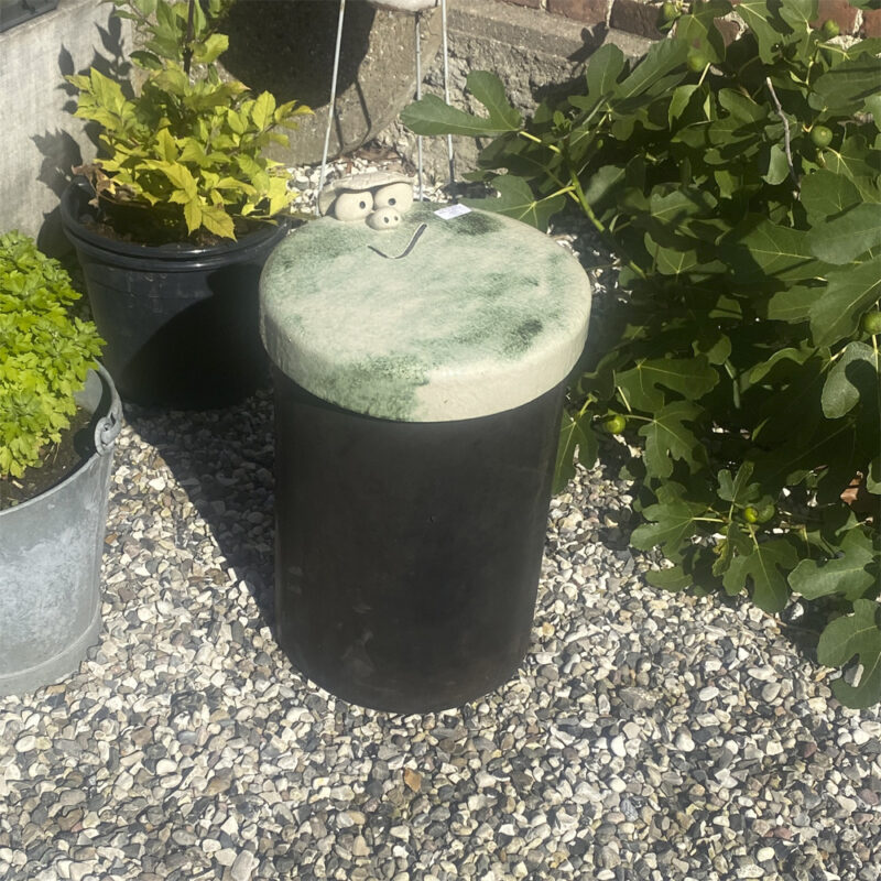 Karl skammel. Haveskammel af Finn Møller (B*H: 32*46 cm)