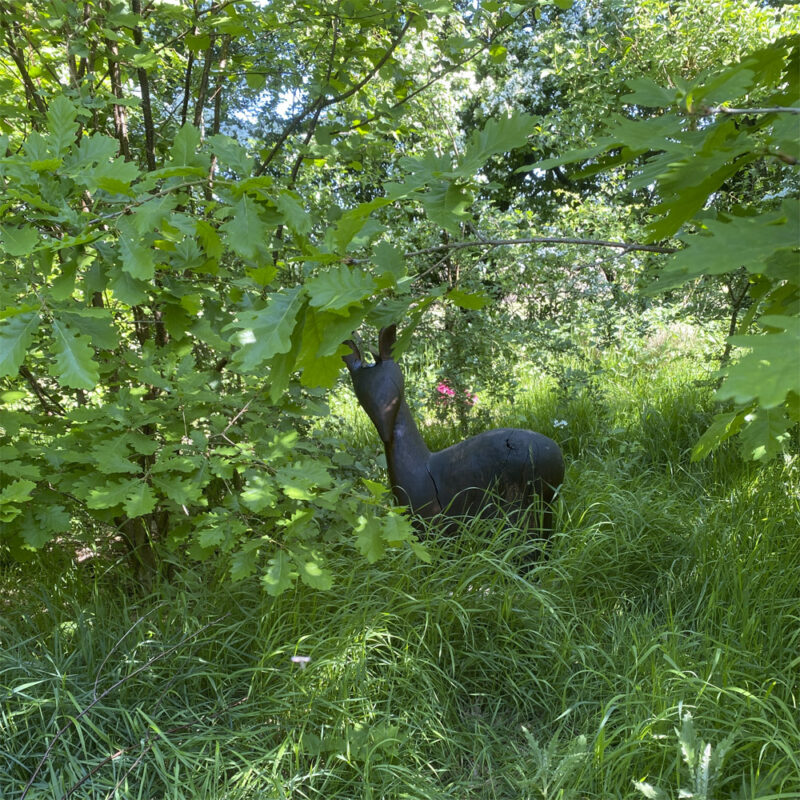 Bambi trykker sig. Værket er udført af en ukendt kunstner