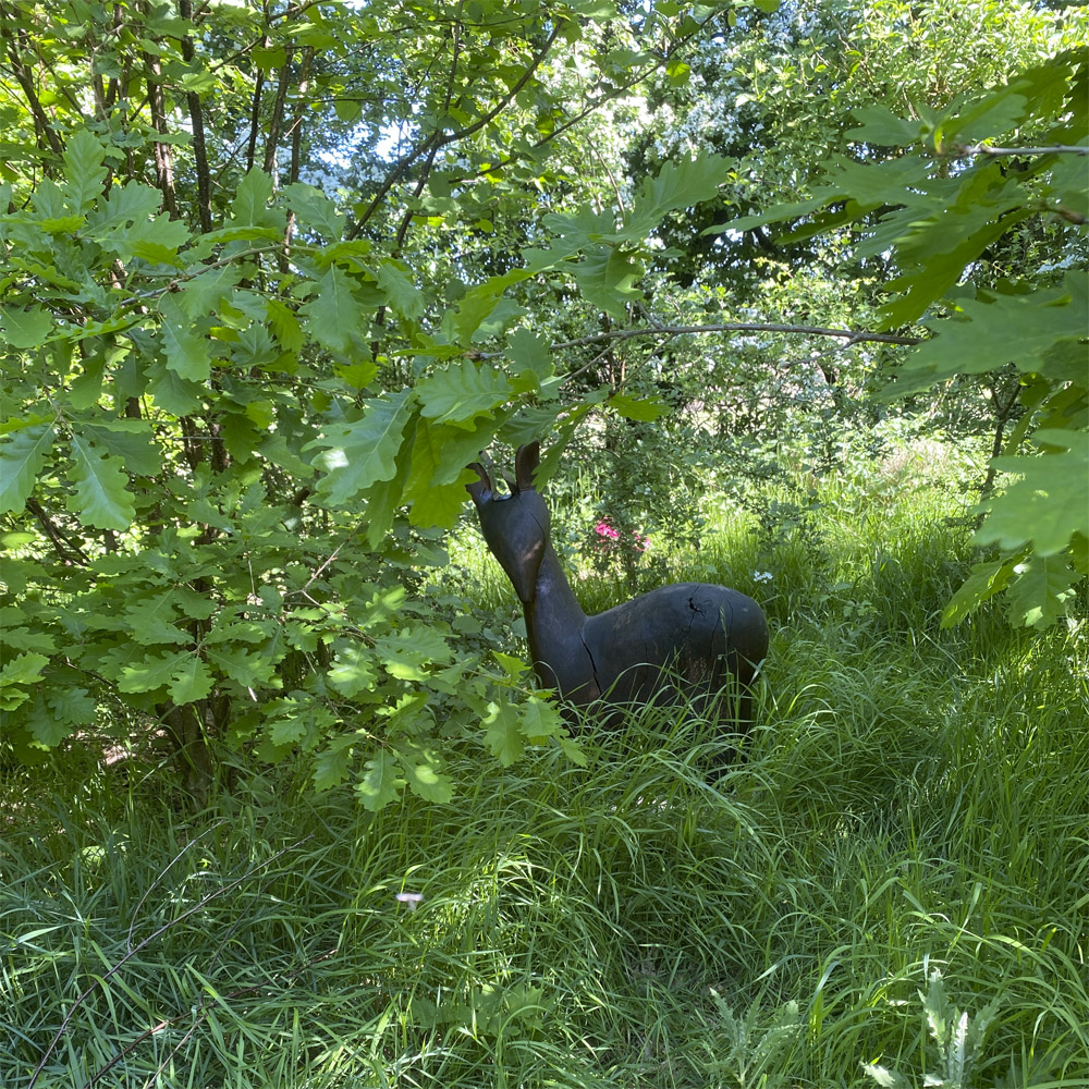 Bambi trykker sig. Værket er udført af en ukendt kunstner