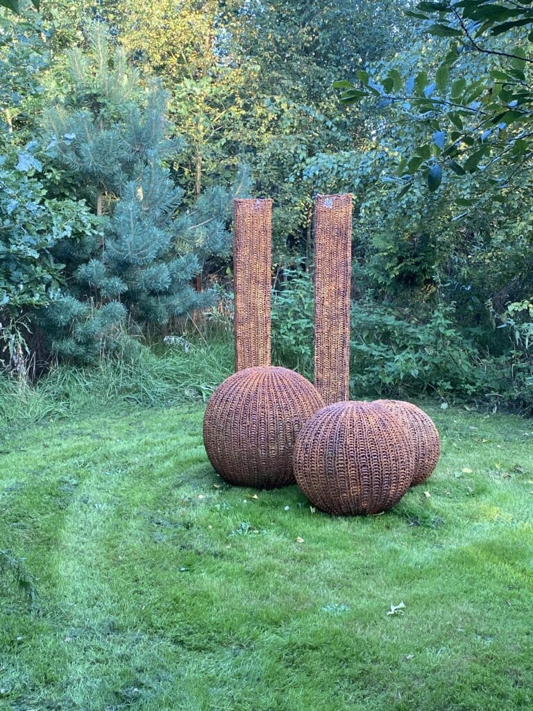 Vase med menneskeskikkelser. Bemalet af Anita Krøjgaard (B * B * H: 21 * 13 * 23 cm)