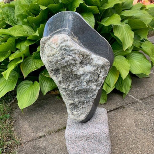 Skjult ansigt Stenskulptur af Karin Mikkelsen. B * H: 18 * 55 cm