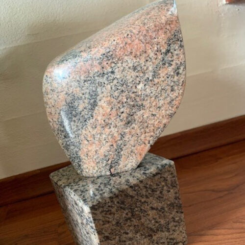 Den trekantede. Stenskulptur af Karin Mikkelsen. B * H: 24 * 85 cm
