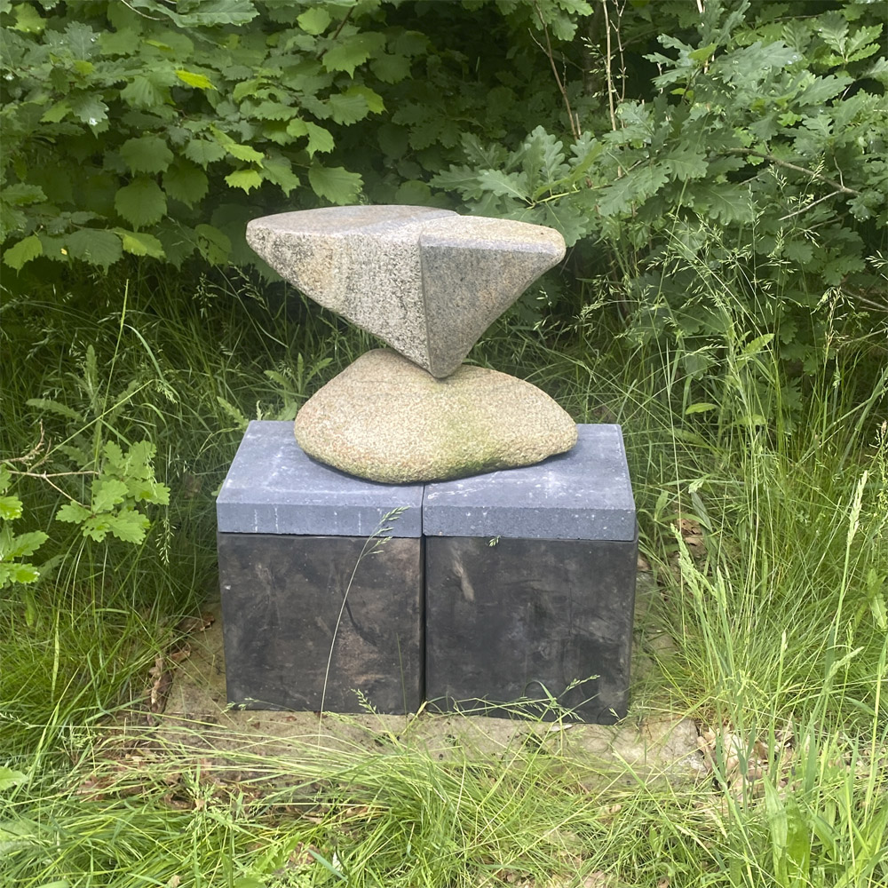 Ambolt. Stenskulptur af Karin Mikkelsen. B * H: 19 * 38 cm