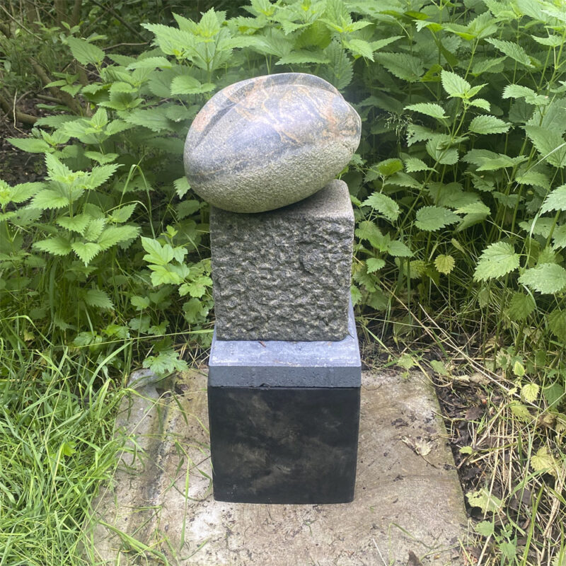 Månesten. Stenskulptur af Karin Mikkelsen. B * H: 38 * 50 cm