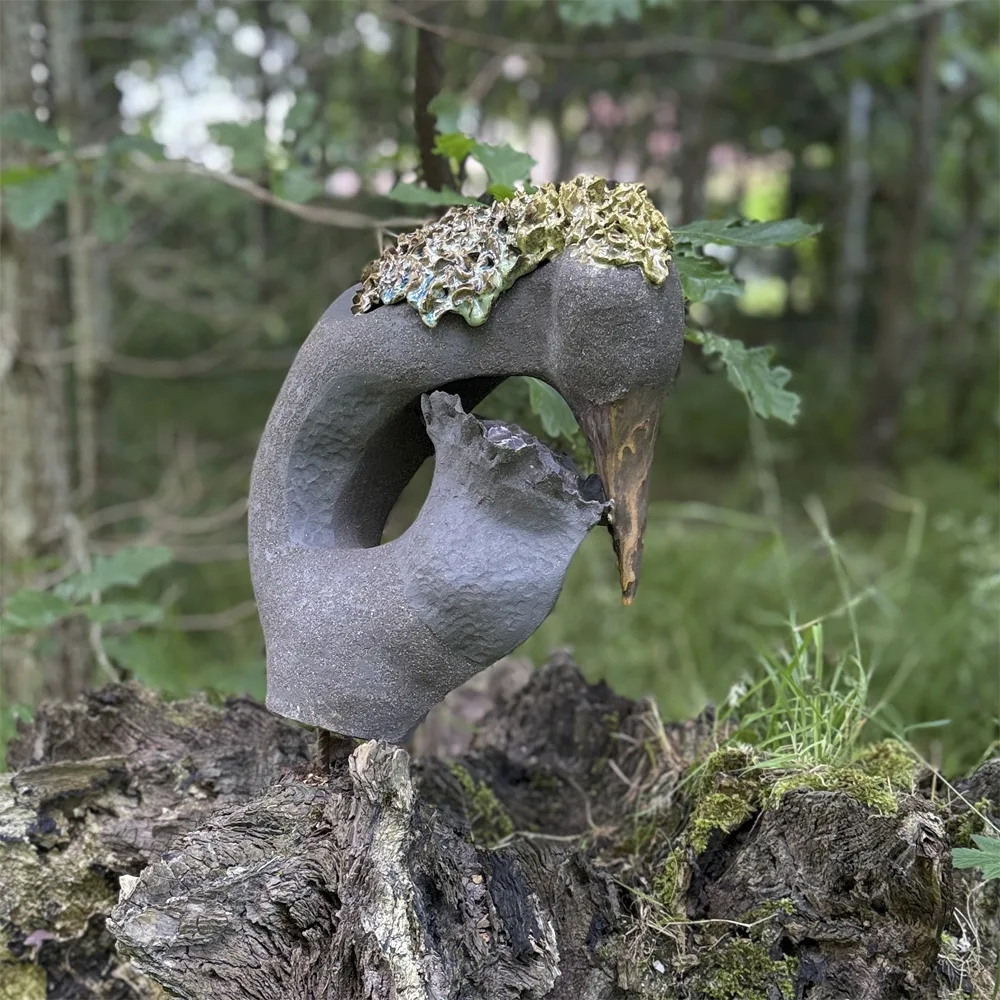 Skulptur "Skarven pynter sig" af Kirsten Niemann