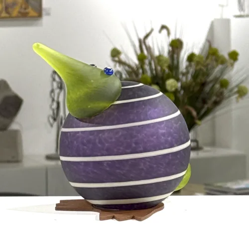 Glasskulptur "Kiwi (lilla)" af Borowski Glass Art