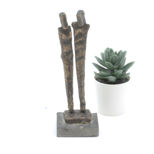 Vi to står. Skulptur af Lis Kristensen. Værket er 6 * 17 * 5 cm