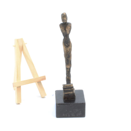 Pigen ved trappen. Skulptur af Lis Kristensen. Værket er 5*19*6 cm