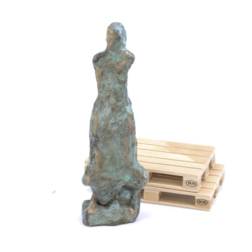 People III. Skulptur af Lis Kristensen. Værket er 6 * 20 * 3 cm