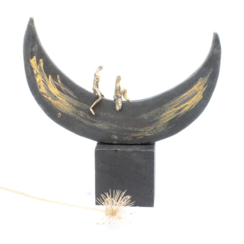 On the moon. Skulptur af Lis Kristensen. Værket er 35 * 33 * 8 cm