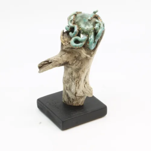 Keramik/drivtømmer skulptur "Blækker" af Lone Stouby