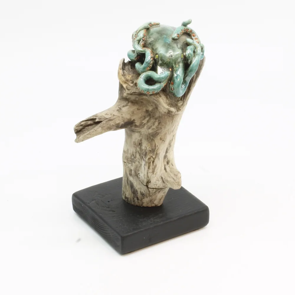 Keramik/drivtømmer skulptur "Blækker" af Lone Stouby