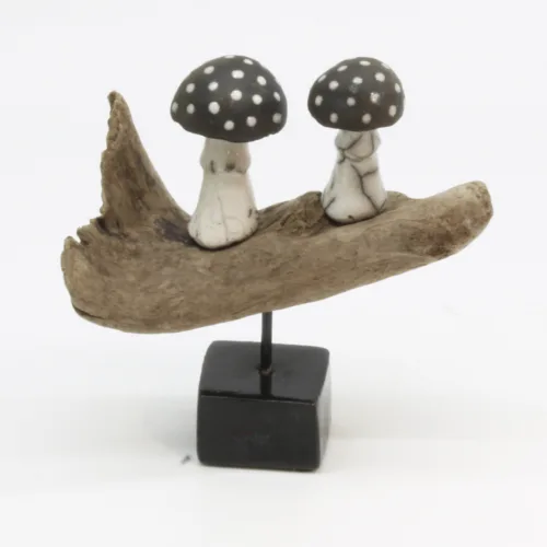 Keramik & drivtømmer skulptur "Svampe I" af Lone Stouby