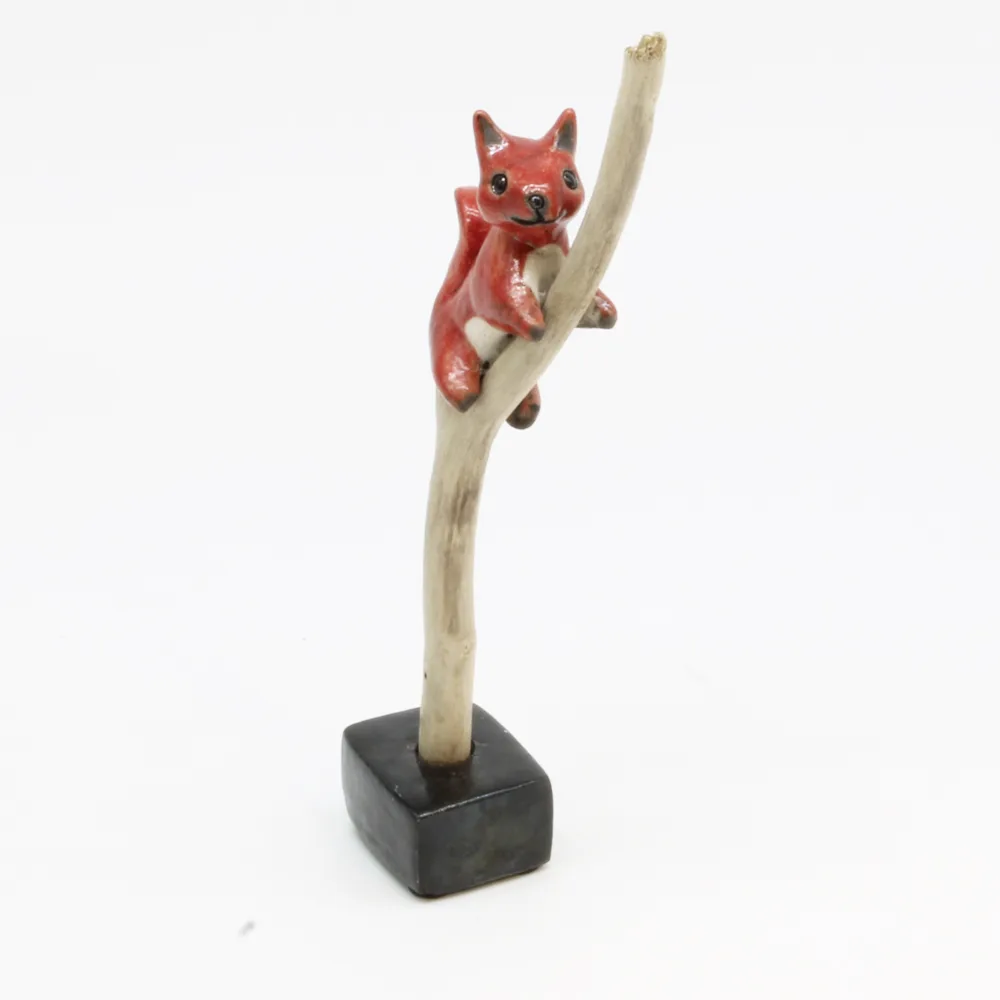 Keramik & drivtømmer skulptur "Nysgerrig egern" af Lone Stouby