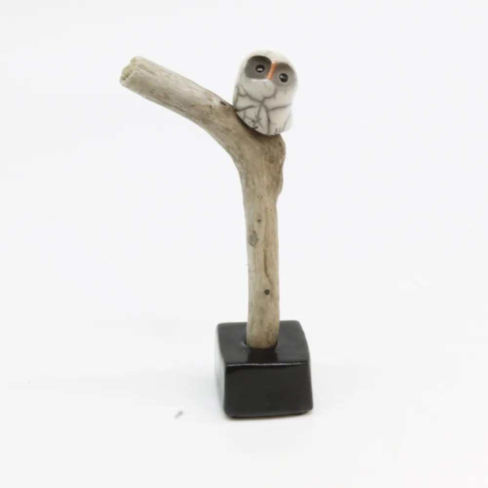 Keramik & drivtømmer skulptur "Uglemor" af Lone Stouby