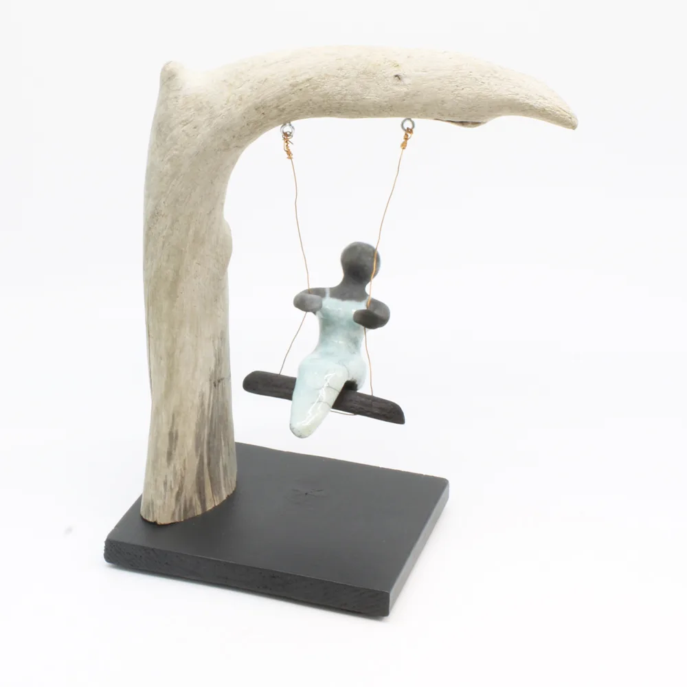 Keramik & drivtømmer skulptur "Miss swing" af Lone Stouby