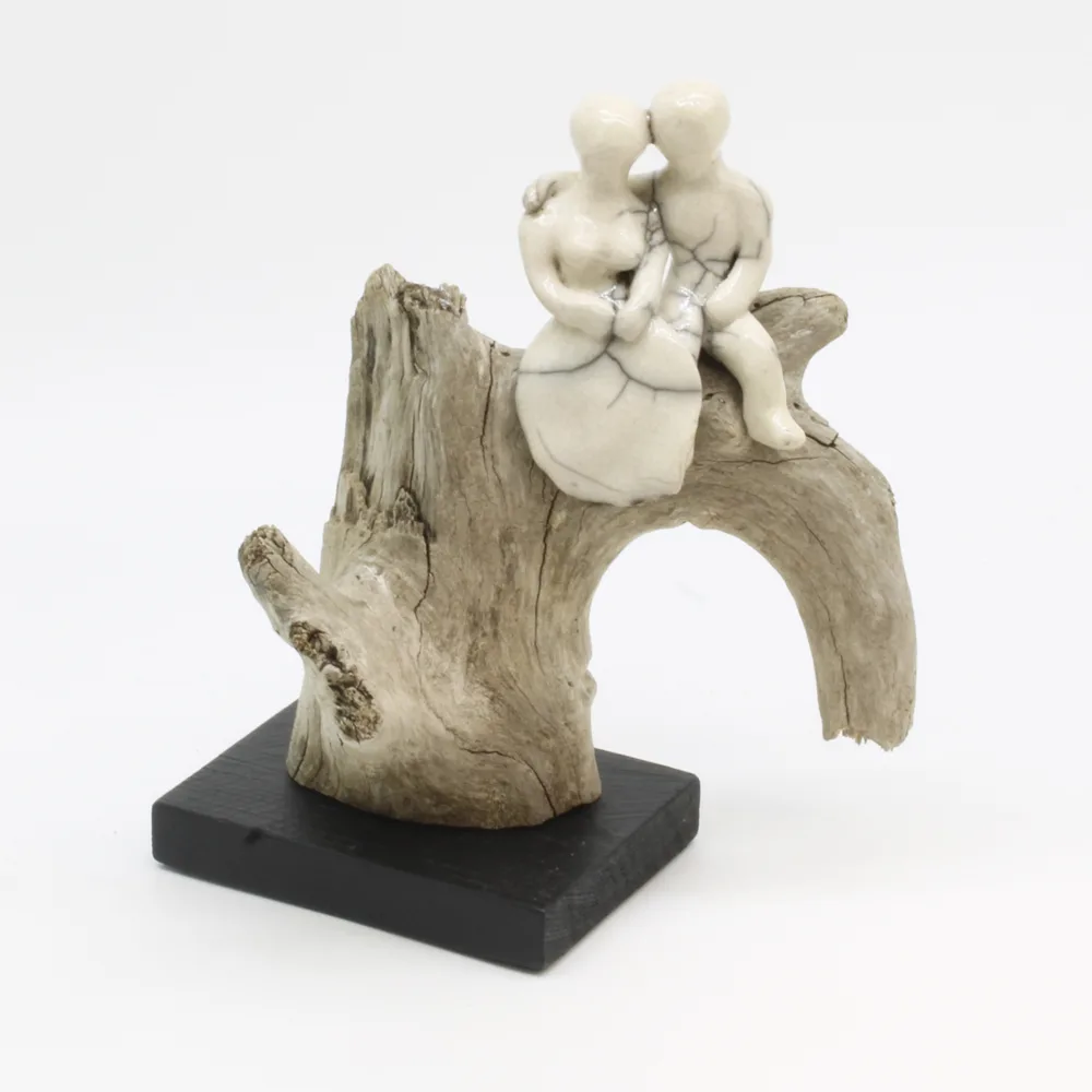 Keramik & drivtømmer skulptur "Love is in the air" af Lone Stouby