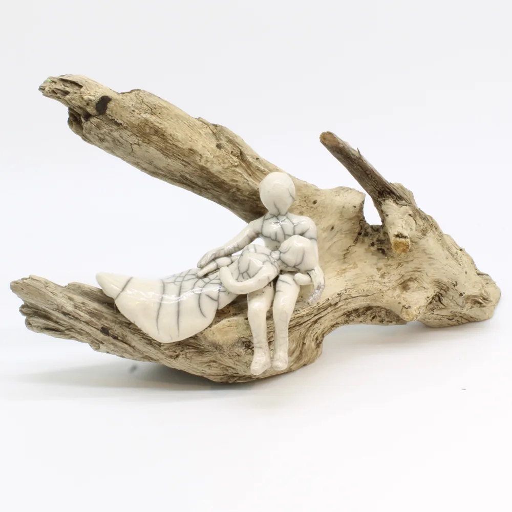 Keramik & drivtømmer skulptur "Hold me" af Lone Stouby