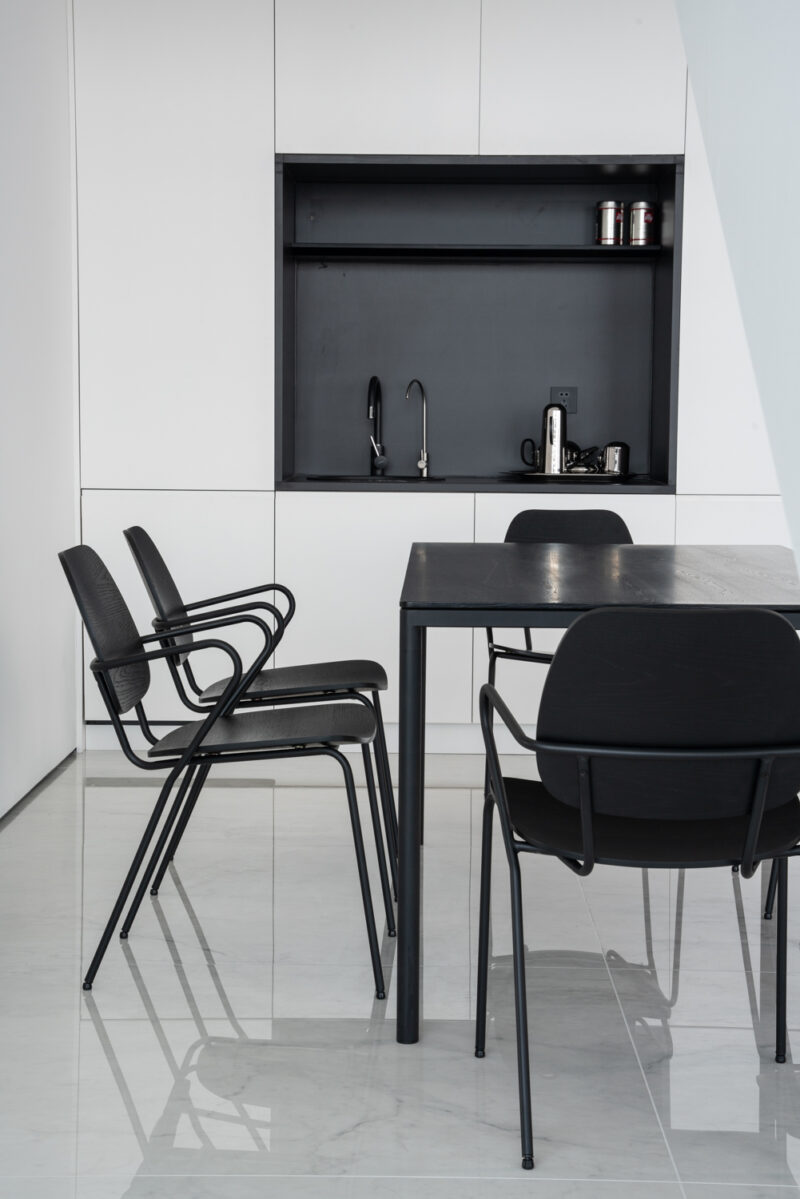 Spisebordsstol. Queen B 19004 black wood, designet af 2DOT