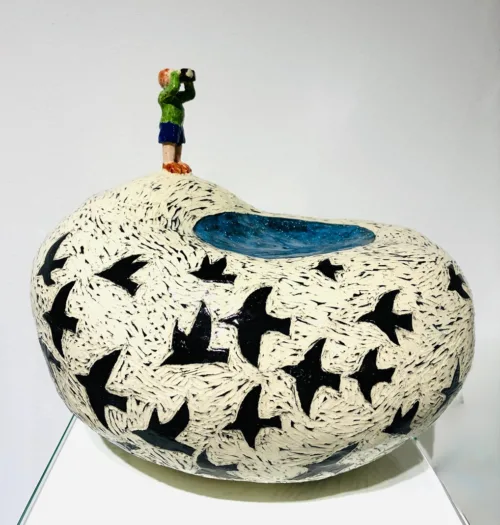 Keramik skulptur "Fuglekiggeren" af Susanne Ullidtz