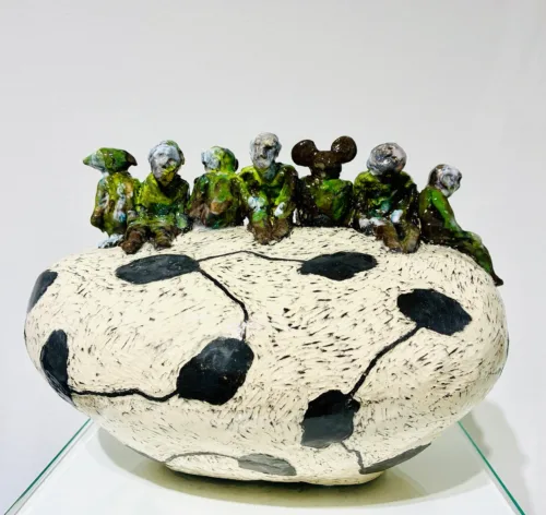 Keramik skulptur "Tilskuerne" af Susanne Ullidtz