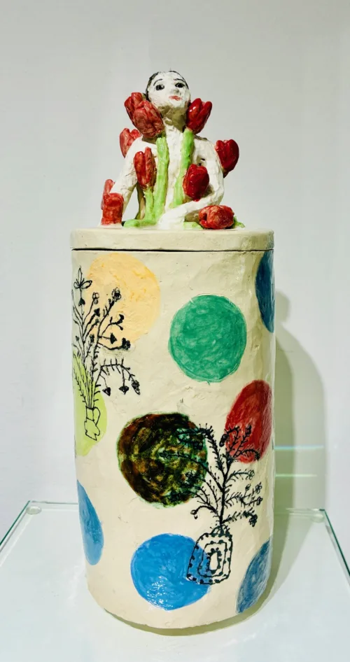 Keramik skulptur "Tulipan kvinden" af Susanne Ullidtz